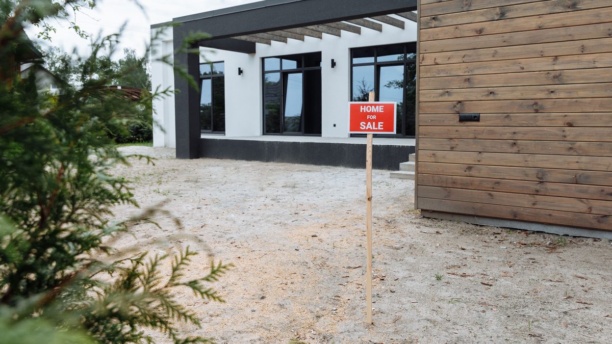 Automatizar la captación de propietarios: casa con cartel de venta de un particular