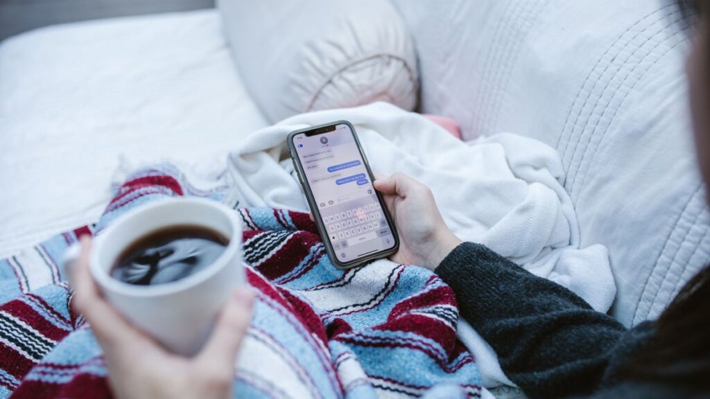 WhatsApp para clínicas: paciente escribiendo a la clínica desde el móvil