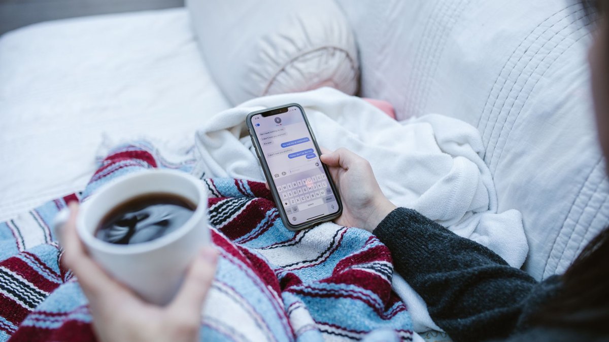 WhatsApp para clínicas: paciente escribiendo a la clínica desde el móvil
